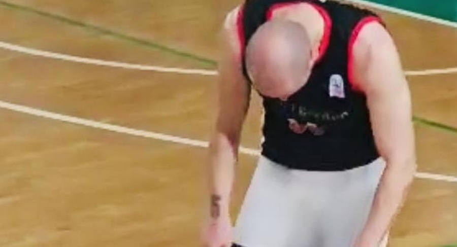 Şortunu indiren Oğulcan